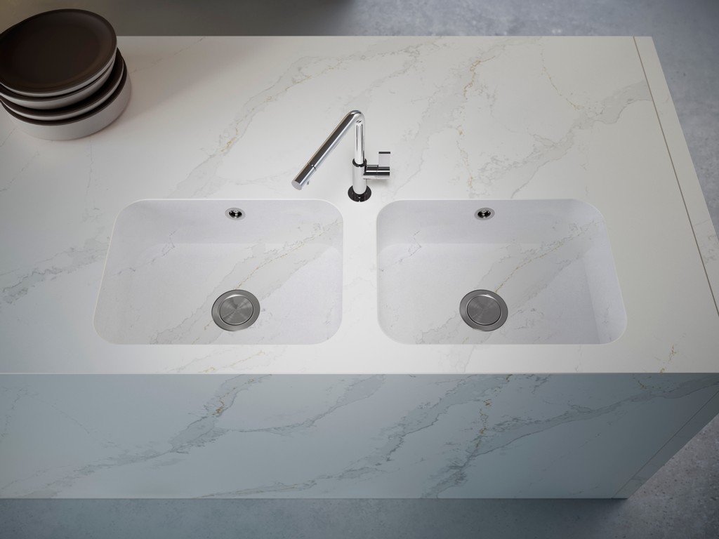 a double sink over the Et Calacatta Gold countertop surface